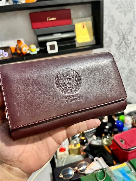 versace dompet.